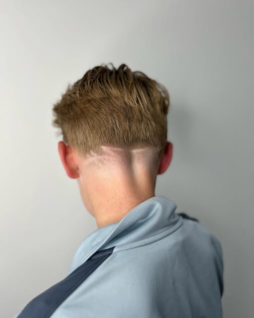 Kort kapsel met een ingeschoren kruis in de nek