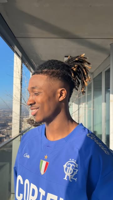 Een frisse fade met langer haar bovenop