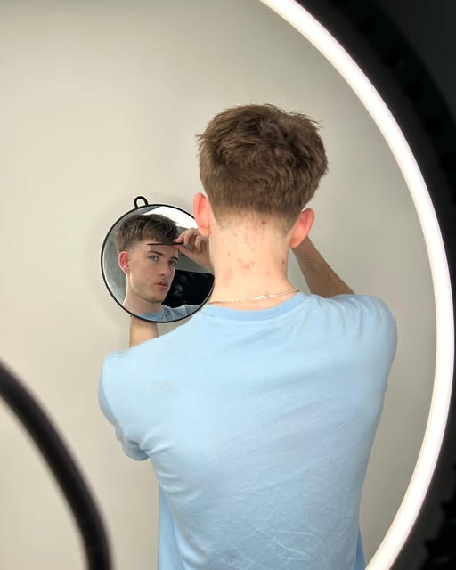 Achteraanzicht van een frisse coupe in een spiegel met ringlicht
