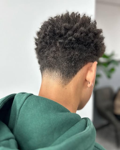 Nektaper onder getextureerde krullen